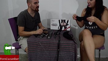 Bruneta brutala isi leaga sotul si face sex in bratele lui