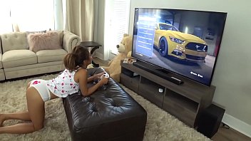 Pizda in timp ce se joaca jocuri e fututa pe la spate