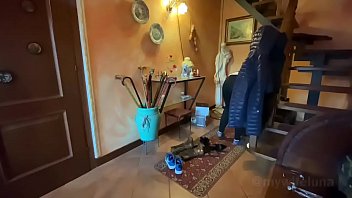 Romanca si sotul ei dorit de pizda vrea mereu sa ii bage morcovul in pizda