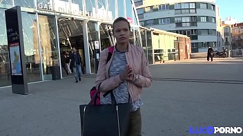 O cucereste in public si o duce la hotel si o fute tare