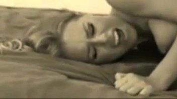 O amatoare din romania se filmeaza pentru prima oara cand face sex pe canapea