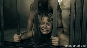 O sclava care este fututa in cusca