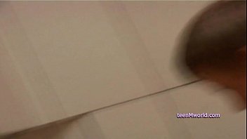 Futai in baie un cuplu romanesc face sex in cada plina cu apa porno