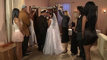 Mireasa porno furata si violata de 5 barbati la gramada