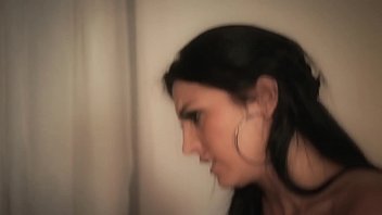 Fata ar vrea sa faca xxx pe intuneric ca ii place mai mult