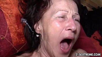 Bunicuta face sex tare cu un tanar armasar pervers