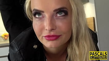 Blonda nu a mai fost fututa atat de pervers