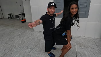 Piticul porno o penetreaza cat mai brutal in pizda pe aceasta tiganca